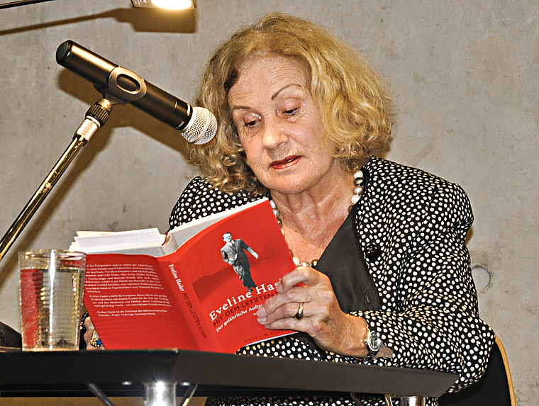 Bekannt für dokumentarische Romane: Eveline Hasler beim Signieren nach der Lesung.  Foto: Isabelle Hitz