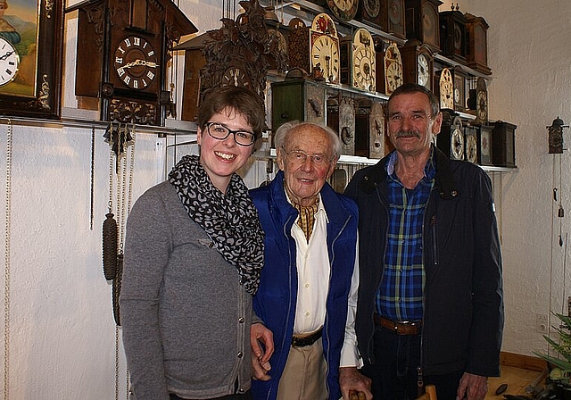 Ausstellungsspezialisten: Uhrenmacherin Rebekka Meier, Sammler Heinrich Weiss und Helfer Paul Saladin. Foto: Jürg Jeanloz