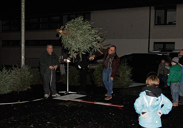 Randsportart: Voller Einsatz war gefragt am zweiten Weihnachtsbaum-Weitwerfen in Rodersdorf.  Foto: Martin Staub