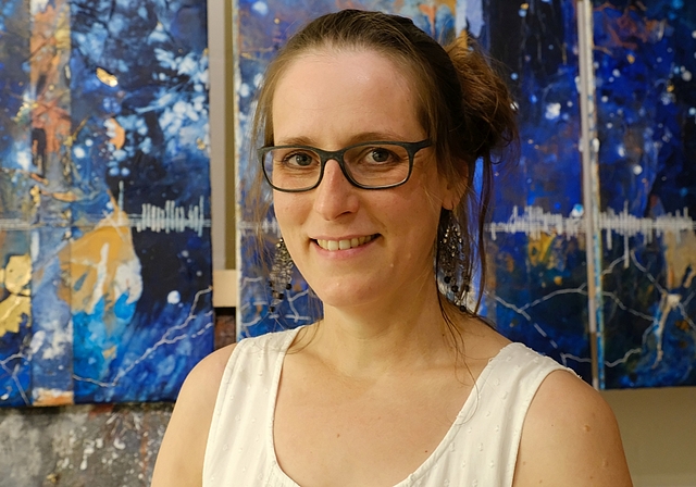 Initiierte das digitale Netzwerk «Kunschtplatz»: Die Künstlerin Claudia Bösch vor einem ihrer Triptychen im Dornacher Atelier.  Foto: Thomas Brunnschweiler