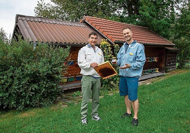 Das Kursleiterteam freut sich auf zahlreiche Neuimkerinnen und Neuimker: Michael Stebler, Präsident des BienenThierstein (r.), und Peter Anklin, Kursleiter und Imker mit eidg. Fachausweis. Foto: Martin Staub