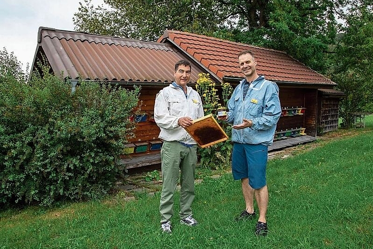 Das Kursleiterteam freut sich auf zahlreiche Neuimkerinnen und Neuimker: Michael Stebler, Präsident des BienenThierstein (r.), und Peter Anklin, Kursleiter und Imker mit eidg. Fachausweis. Foto: Martin Staub