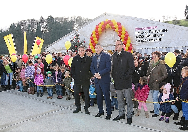 Einweihung des Bushofs «Herrenmatt»: (v.l.) Roland Fürst, Regierungsrat Kanton Solothurn, Philippe Weber, Gemeinde- präsident Seewen, und Roman Cueni, Leiter PostAuto Region Nordwestschweiz, erwarten das erste Postauto. Fotos: Gaby Walther
