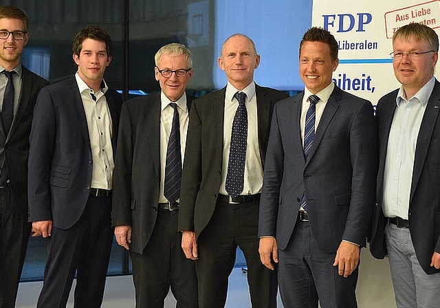  Prominenz: Tobias Bolliger und Gregor Bachmann, Nationalrat Kurt Fluri, Andreas Burgener, Auto Schweiz, Nationalrat Christian Imark und Christian Scheuermeyer, Präsident FDP Kanton Solothurn.  Foto: Bea Asper