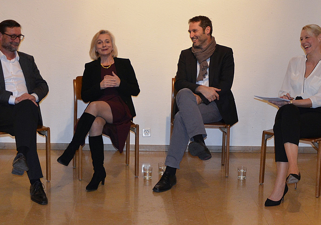 Am Ende doch einig: Podiumsteilnehmer David Sieber, Kathrin Amacker und Urs Wiedmer mit Moderatorin Christina Hatebur (r.).
