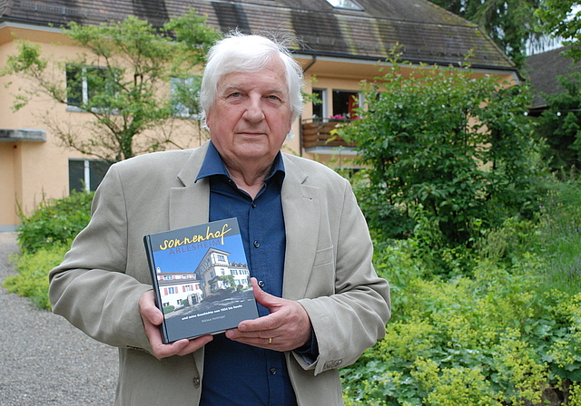 Der Autor und sein Werk: Niklaus Hottinger im Innenhof des Sonnenhofs.  Foto: Thomas Brunnschweiler