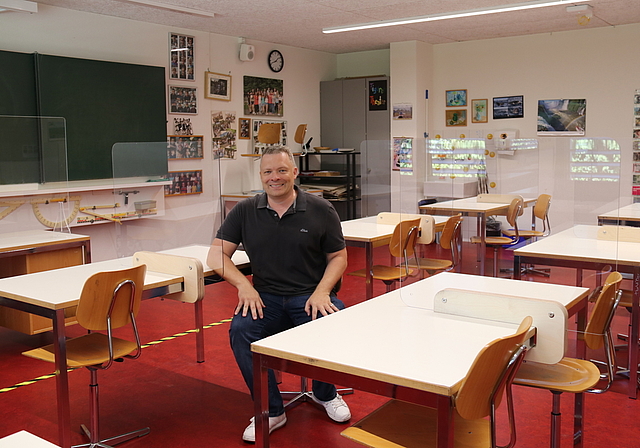 Dank Plexiglaswänden ist der Unterricht möglich: Roger von Wartburg, Präsident des LVB, in einem Schulzimmer des Gymnasiums Laufental-Thierstein. 