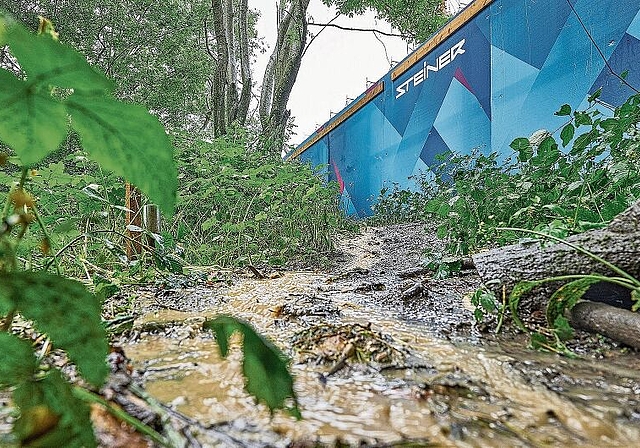 Schlimmster Schadensfall: Am 29. Juni (Bild) und in der darauffolgenden Nacht flossen mehr als 90 000 Liter Baustellenwasser in das Naturschutzgebiet. Foto: Christian Jaeggi