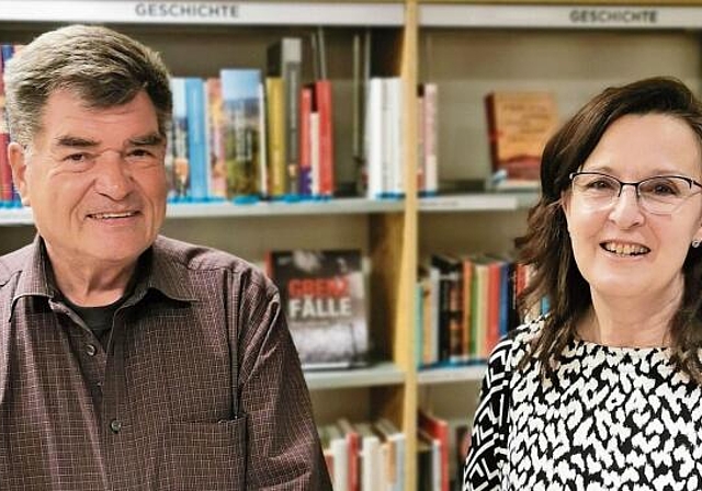 Fliegender Wechsel: Peter Flury übergibt sein Amt als Präsident der Stedtlibibliothek Laufen an Brigitte Bos und übernimmt von ihr stattdessen das Vizepräsidium. Foto: Melanie Brêchet