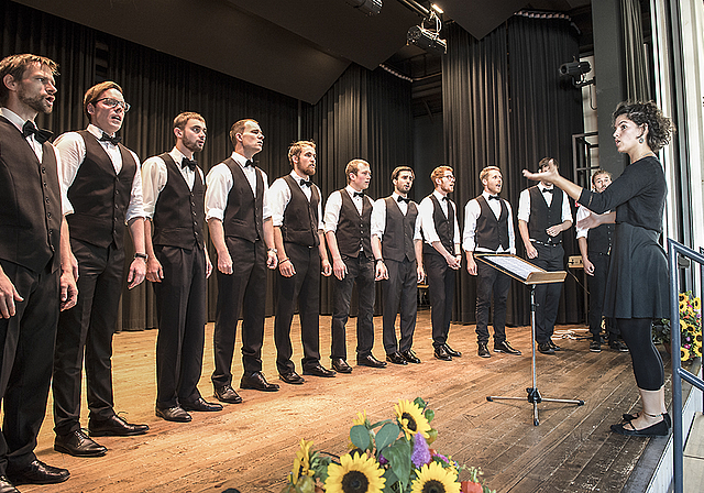 Gruppenbild mit Dame: Die Junge Tafelrunde aus Basel.  Foto: ZVG Kuno Mathis