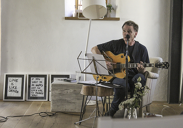 Holte die Erinnerungen ins Hier und Heute: Der Hamburger Schauspieler Alfred Sieling in der Scheune.  Foto: Axel Mannigel