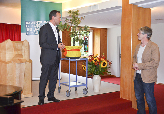 Ein Eichbäumchen für die Gemeinde: Chefarzt Bernd Himstedt-Kämpfer bedankt sich bei Gemeindepräsident Karl-Heinz Zeller für die gute Zusammenarbeit.  Foto: Jay Altenbach