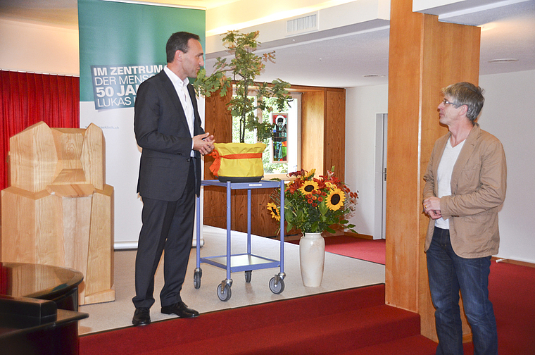 Ein Eichbäumchen für die Gemeinde: Chefarzt Bernd Himstedt-Kämpfer bedankt sich bei Gemeindepräsident Karl-Heinz Zeller für die gute Zusammenarbeit.  Foto: Jay Altenbach