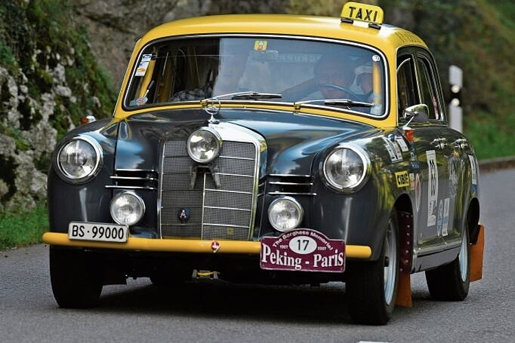 Aus den 1960ern: Auch ein Taxi fuhr mit.