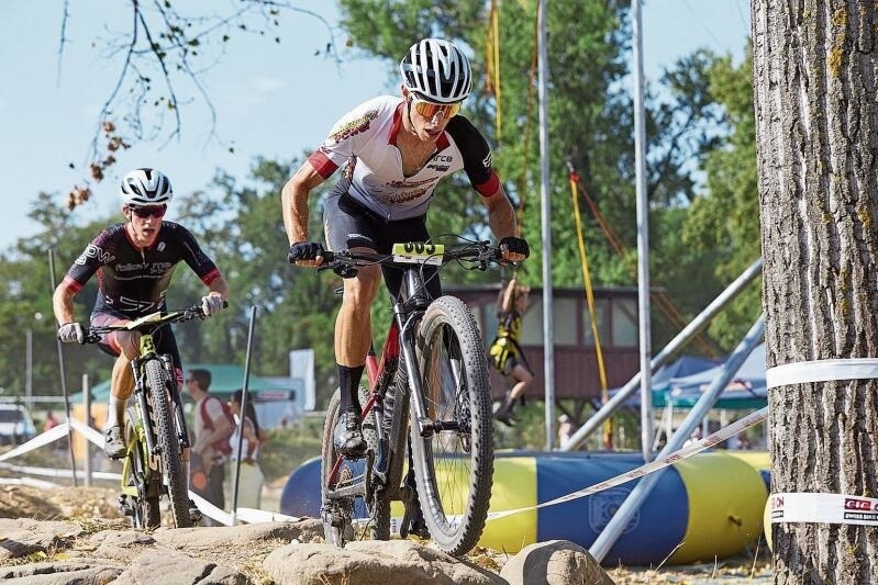 Über Stock und Stein: Jan Meier (vorne) vom Team Goldwurst-Power
holte am Bikefestival 2023 den Sieg bei den Mountainbikern. Fotos: zvg