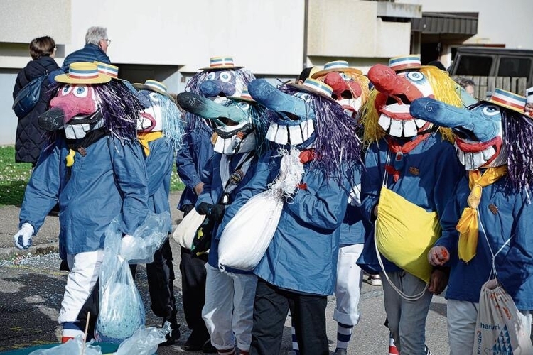 Selbst gebastelte Larven: Der Waggis war ein beliebtes Sujet an der Aescher Kinderfasnacht. Fotos: Nicolas Blust