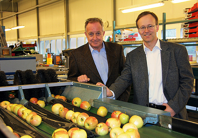 Täglich Früchte und Gemüse: Gilles Kreis (l.) und Alex Bosshart an der Sortieranlage. Foto: Guido Herklotz