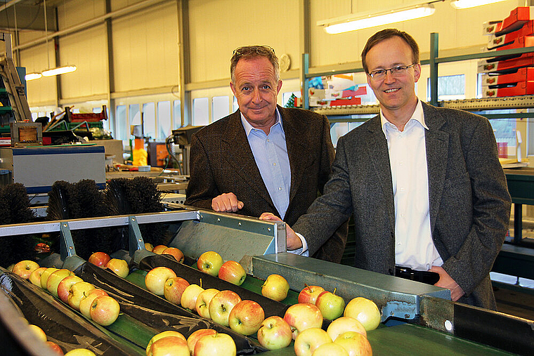 Täglich Früchte und Gemüse: Gilles Kreis (l.) und Alex Bosshart an der Sortieranlage. Foto: Guido Herklotz