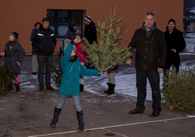 Flieg, Weihnachtsbaum, flieg: Kurz nach der Landung wird er durch die Helfer ein zweites Mal landen – im Container der Kelsag. Fotos: Martin Staub
