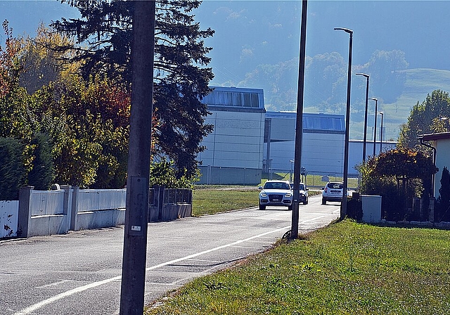 <em>Neumattstrasse: </em>Gemeinderat und Anwohner wollten an der Gemeindeversammlung vom Juni eine andere Strassenführung zur Entlastung der schmalen Wohnstrasse, auf welche in Zukunft noch mehr Verkehr wartet. Foto: Roland Bürki