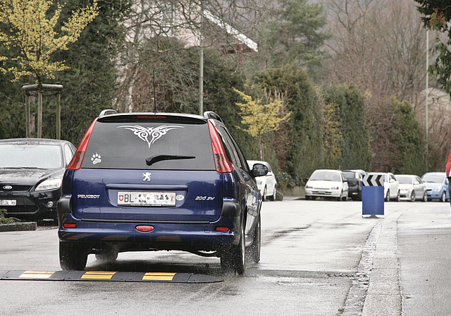 Verkehrserzieherisch: Die Holperschwellen zwingen zu verlangsamter Fahrt.  Foto: Lukas Hausendorf