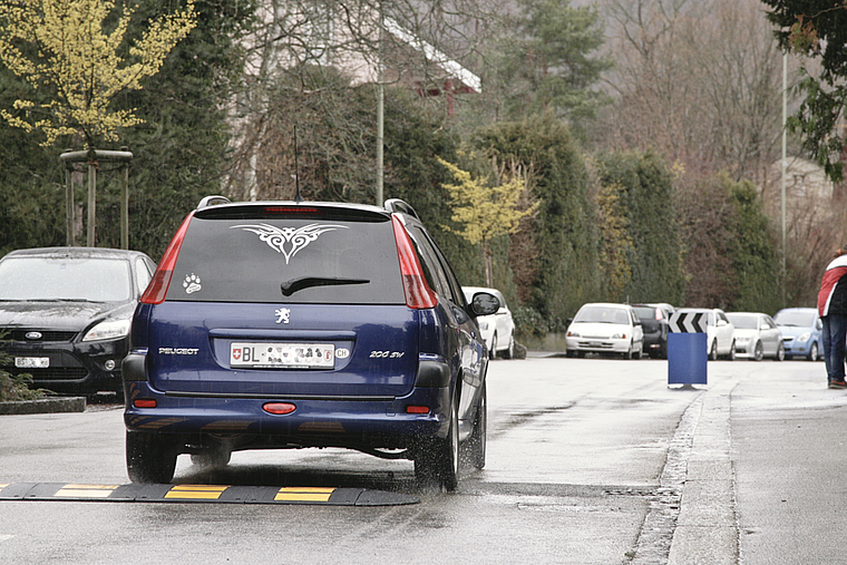 Verkehrserzieherisch: Die Holperschwellen zwingen zu verlangsamter Fahrt.  Foto: Lukas Hausendorf