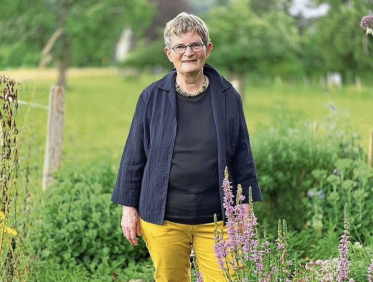 Gerne in der Natur: Vreni Läng im Garten beim «grünen Bienenhäuschen» in Arlesheim, das sie 2014 übernehmen konnte. Foto: Marianne Vetter