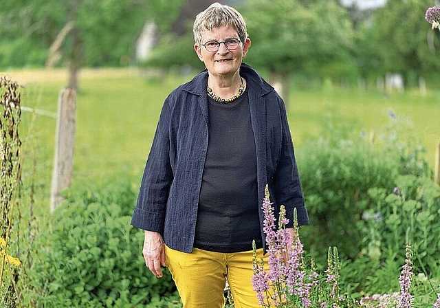 Gerne in der Natur: Vreni Läng im Garten beim «grünen Bienenhäuschen» in Arlesheim, das sie 2014 übernehmen konnte. Foto: Marianne Vetter