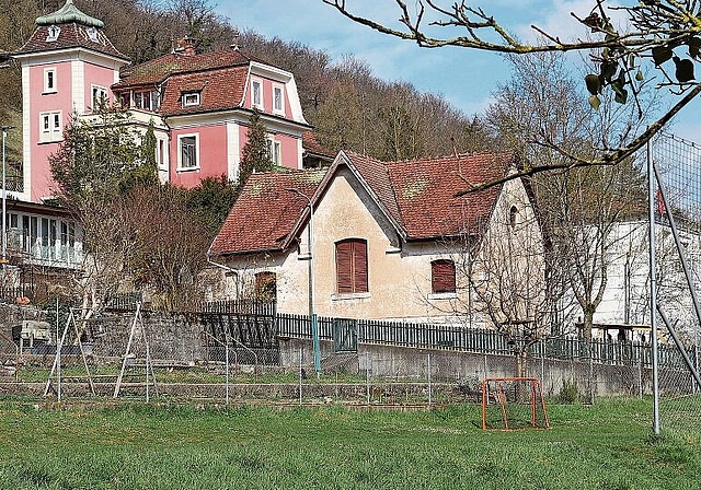 Bald Vergangenheit: Am kommenden Montag wird der ehemalige Heuschober (Gebäude in der Bildmitte) abgerissen. Dahinter die Villa Kleiber, rechts das Primarschulhaus. Foto: Gaby Walther