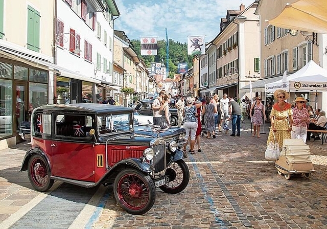 Austin: ein Prachtexemplar aus den 1930er-Jahren. Die beiden Damen mit Kinderwagen passen sich dem Anlass würdig an. Fotos: Martin Staub