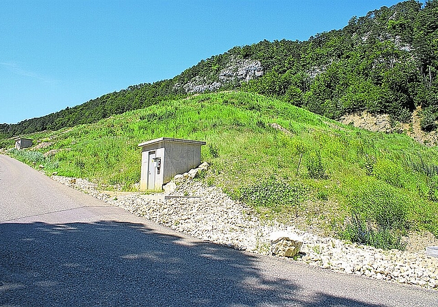 Deponiehügel mit zwei Gasregulierstationen: Viel Platz und Sonne für eine Fotovoltaikanlage. Foto: Jürg Jeanloz