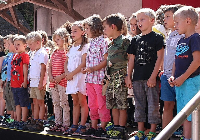 Leisten auch ihren Beitrag zum Mittelalterfest: Die Kindergärtler, Schülerinnen und Schüler von Metzerlen und Mariastein singen und spielen Theater. Fotos: Gaby Walther
