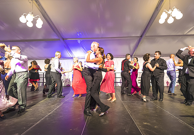 Fetzige Musik, begeisterte Tänzer, gute Laune: Der Sommernachtsball 2019 war ein voller Erfolg.  Foto: Dieter Küng/diku-foto.ch