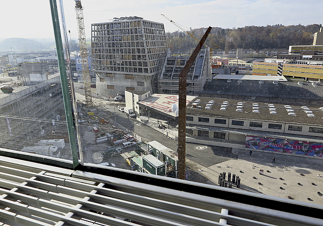 Fensterplatz zum Freilagerplatz: Im Zentrum das neue Haus der elektronischen Künste (H3K) mit den Ateliers von Atelier Mondial im Obergeschoss. Hinten der fertiggestellte Turm von Herzog & de Meuron. Daneben der sich im Umbau befindliche Chillespitz