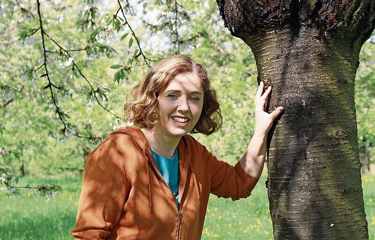 Hegt und pflegt jeden Baum: Barbara Balzli ist Sekundarlehrerin und Hofbewirtschafterin auf der Schönmatt in Gempen. Foto: Benildis Bentolila