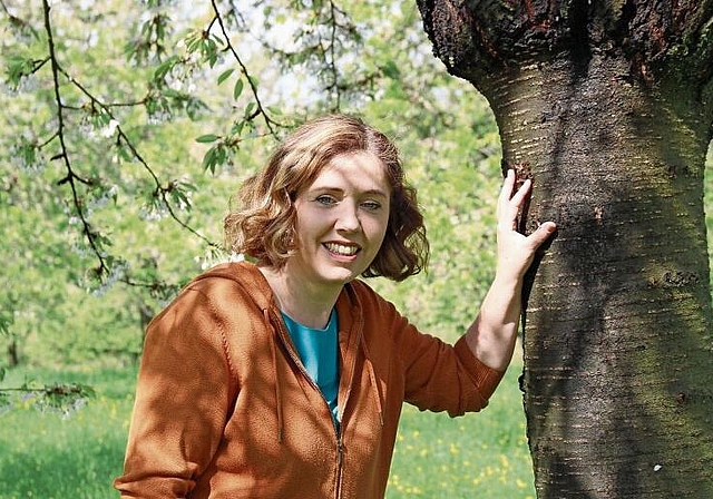 Hegt und pflegt jeden Baum: Barbara Balzli ist Sekundarlehrerin und Hofbewirtschafterin auf der Schönmatt in Gempen. Foto: Benildis Bentolila