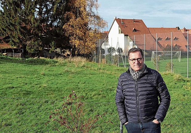 Um dieses Stück Land geht es: Der Initiator der geplanten Pfeffinger Streetworkout-Anlage, Daniel Winzenried, vor der Gemeindewiese am Mettliweg. Foto: Benedikt Kaiser