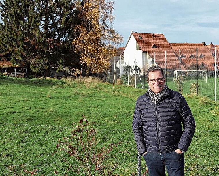 Um dieses Stück Land geht es: Der Initiator der geplanten Pfeffinger Streetworkout-Anlage, Daniel Winzenried, vor der Gemeindewiese am Mettliweg. Foto: Benedikt Kaiser