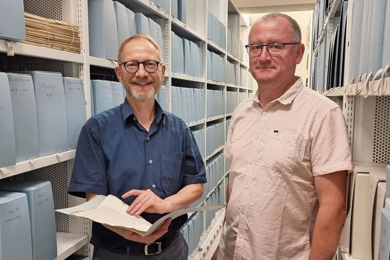 Arbeiten täglich mit den Dokumenten: Konservator Jean-Claude Rebetez (l.) und Archivar Damien Bregnard.
 Foto: Fabia Maieroni