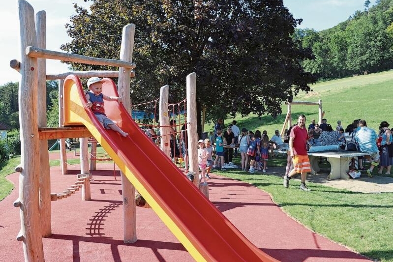 Der Kinderspielplatz ist eröffnet: Auf den neuen Anlagen lässt es sich besser klettern, schaukeln – oder eben rutschen. Fotos: Carlo Lang