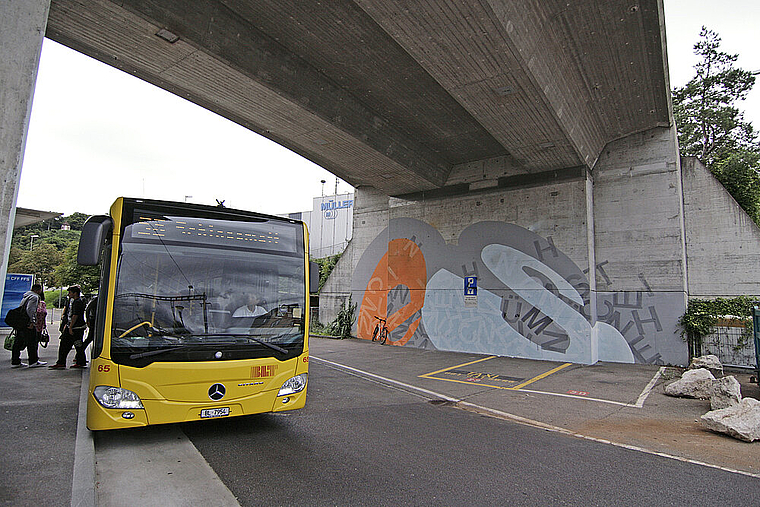 Schluss mit Ortsbus: Die Buslinie 58, die in Münchenstein eine Querverbindung zu den Tramlinien bildet, fällt den Sparbemühungen des Kantons zum Opfer und verschwindet per 15. Dezember aus dem Fahrplan.  Foto: Lukas Hausendorf