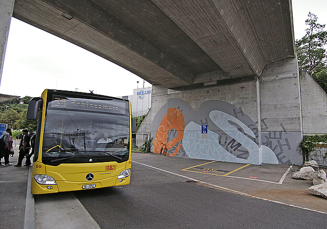 Schluss mit Ortsbus: Die Buslinie 58, die in Münchenstein eine Querverbindung zu den Tramlinien bildet, fällt den Sparbemühungen des Kantons zum Opfer und verschwindet per 15. Dezember aus dem Fahrplan.  Foto: Lukas Hausendorf