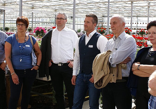 Gärtnerei Allemann, Witterswil: Regierungsräte und Fraktionskollegen staunen über das Angebot. Foto: Jürg Jeanloz