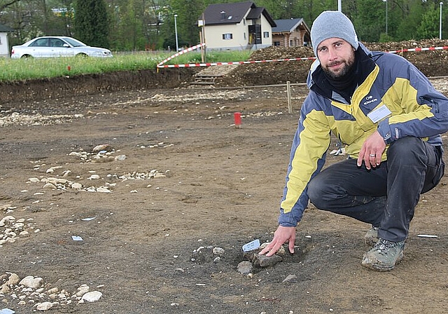 <em>Dunkle Stellen sind immer interessant: </em>Fabio Tortoli zeigt auf einen der zahlreichen Schlackenfunde.Foto: Gini Minonzio