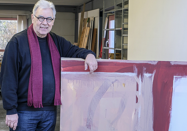 Kein leichter Abschied: Künstler Martin Cleis in seinem schon fast geräumten Wohnatelier.  Foto: Thomas Brunnschweiler