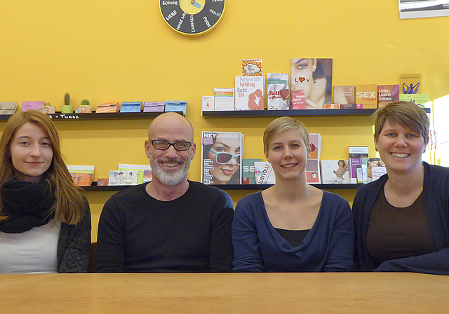 Das Team Jugendarbeit Münchenstein (v. r.): Tanja Kettner (Co-Leiterin), Lea Fischer (Mitarbeiterin in Ausbildung), Cyril Rindlisbacher (Co-Leiter), Jelena Cvijetic (Springerin).  Foto: ZVG