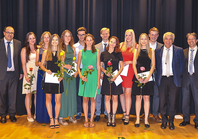 Aussergewöhnliche Leistungen: (v. l.) Gabriel Hänggi (Rektor), Fabienne Ruppen, Adriana Wälti, Sarah Bartels, Lea Bieler, Valentin Weiger, Valerie Schneider, Thorald Stolte, Anna Ebner, Jessica Jespersen, Anna Weibel, Samuel Stöckli, Reinhard Str