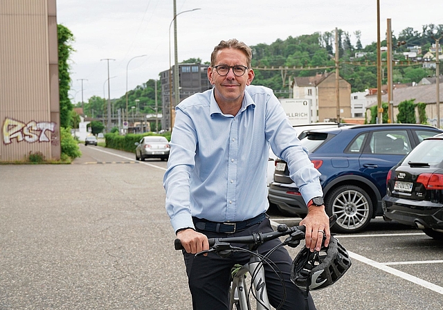Passionierter Velofahrer: Trotzdem kritisiert Urs Ullrich, CEO der Paul Ullrich AG, die geplante Velovorzugsroute durchs Talin Münchenstein und Arlesheim. Foto: Tobias Gfeller