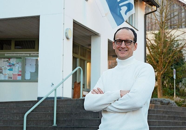 Finanzen und Kommunikation im Visier: Ruben Perren vor der Gemeindeverwaltung in Pfeffingen. Foto: Tobias Gfeller