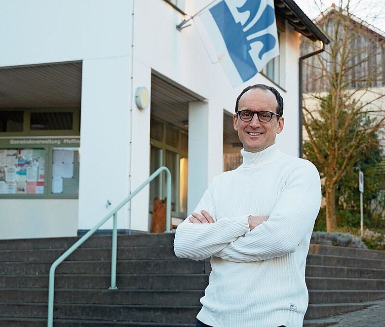 Finanzen und Kommunikation im Visier: Ruben Perren vor der Gemeindeverwaltung in Pfeffingen. Foto: Tobias Gfeller